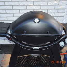 Weber.. Gasgrill.. Er en af de store Total Renoveret Er som ny...  Med jern flaske GUL